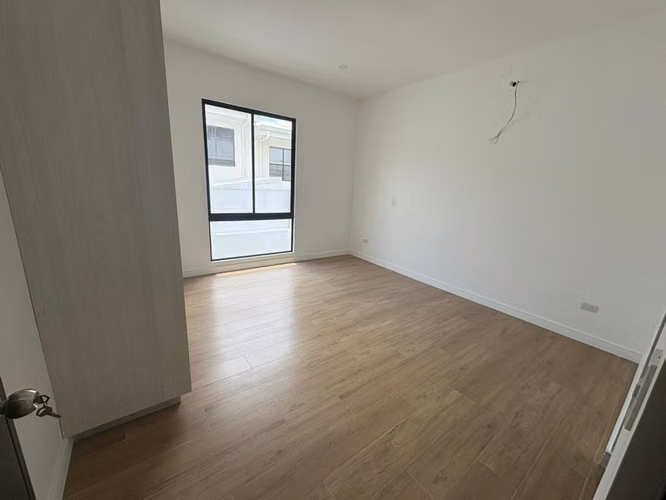 *Venta de casa de lujo de tres pisos en condominio en Tres Ríos.