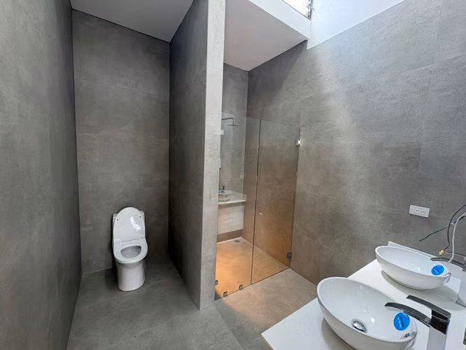 *Venta de casa de lujo de tres pisos en condominio en Tres Ríos.