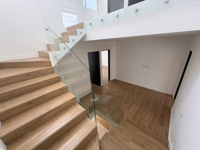 *Venta de casa de lujo de tres pisos en condominio en Tres Ríos.