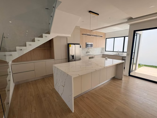 *Venta de casa de lujo de tres pisos en condominio en Tres Ríos.