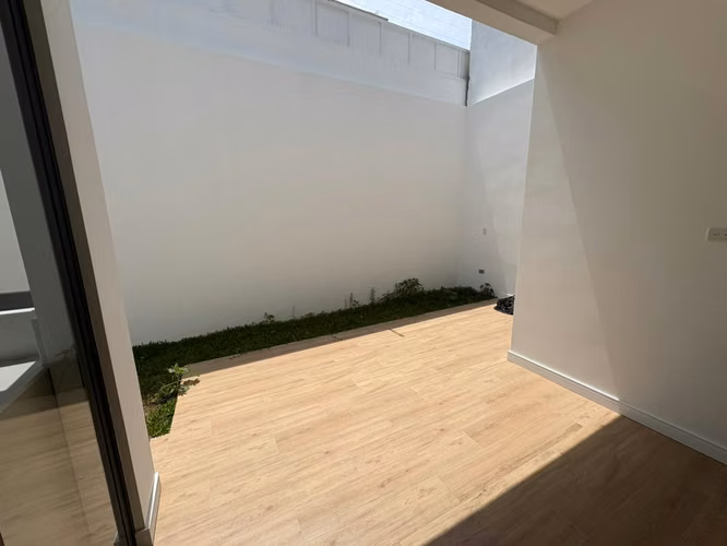 *Venta de casa de lujo de tres pisos en condominio en Tres Ríos.