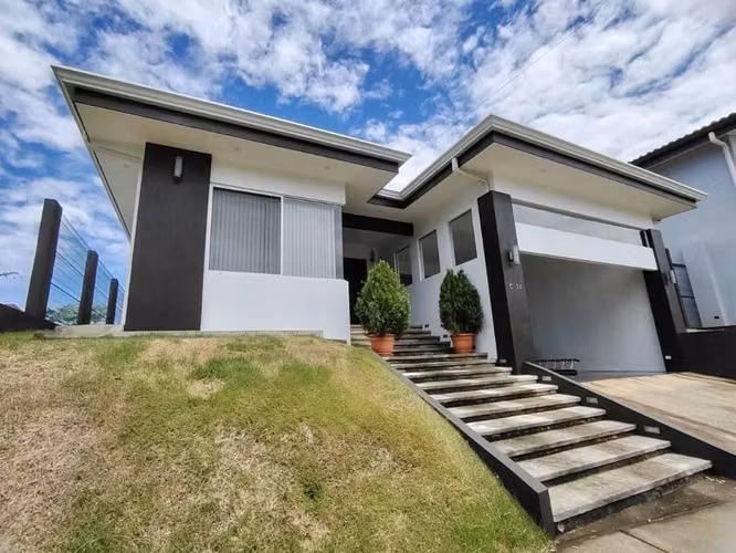 ¡Hermosa casa como nueva en venta! Condominio Montezuma, Grecia, Alajuela