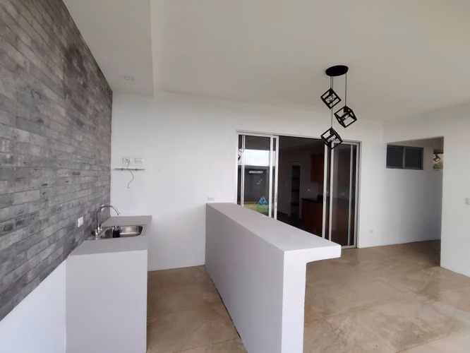 ¡Hermosa casa como nueva en venta! Condominio Montezuma, Grecia, Alajuela