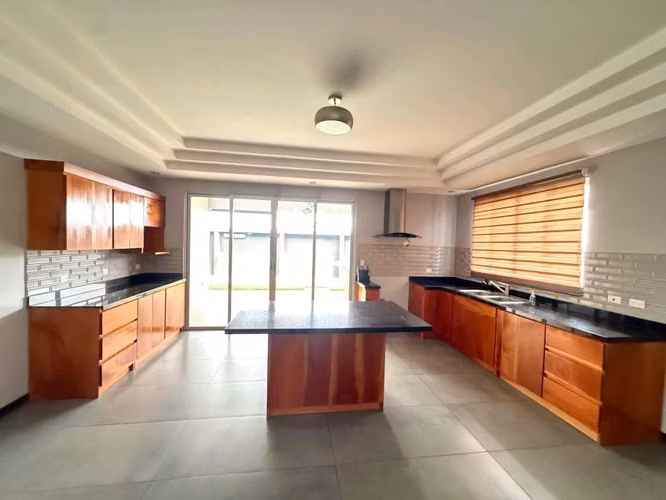 ¡Hermosa casa como nueva en venta! Condominio Montezuma, Grecia, Alajuela