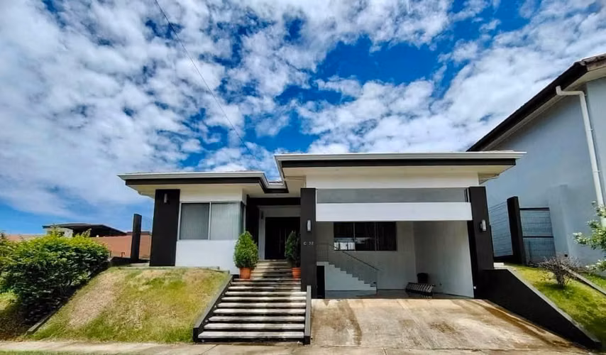¡Hermosa casa como nueva en venta! Condominio Montezuma, Grecia, Alajuela
