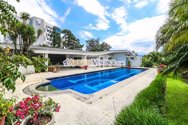 Casa de una planta / piscina privada / 2.174 m2 lote a solo 300 metros de Multiplaza Escazú