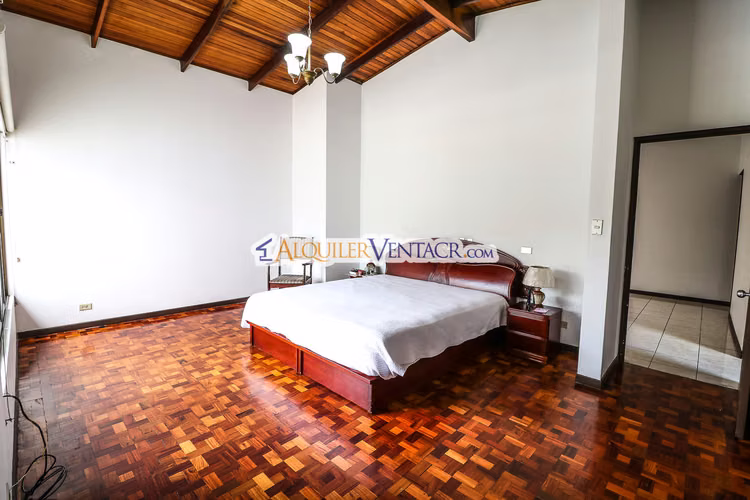 Casa de una planta / piscina privada / 2.174 m2 lote a solo 300 metros de Multiplaza Escazú