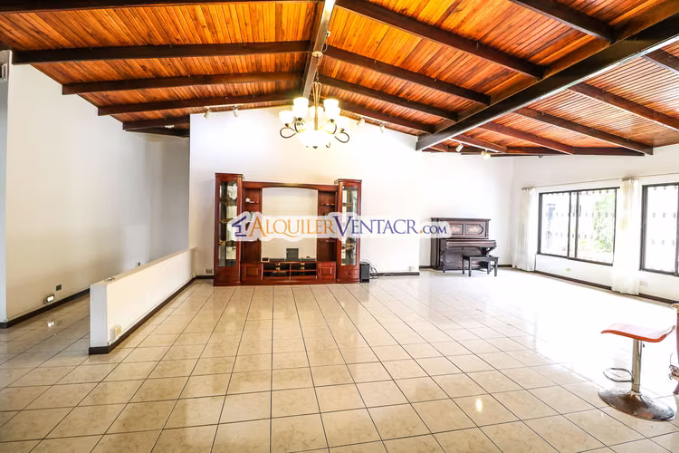 Casa de una planta / piscina privada / 2.174 m2 lote a solo 300 metros de Multiplaza Escazú