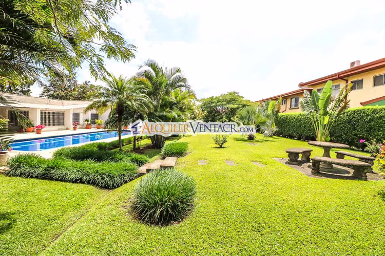Casa de una planta / piscina privada / 2.174 m2 lote a solo 300 metros de Multiplaza Escazú