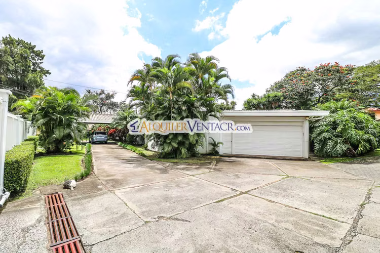 Casa de una planta / piscina privada / 2.174 m2 lote a solo 300 metros de Multiplaza Escazú