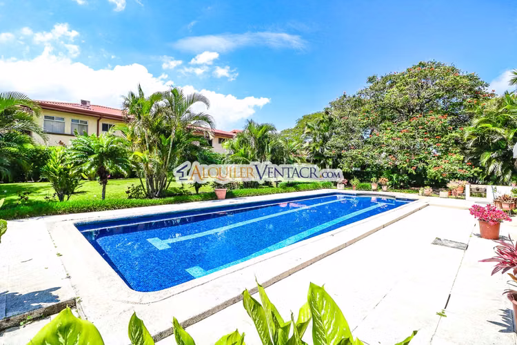 Casa de una planta / piscina privada / 2.174 m2 lote a solo 300 metros de Multiplaza Escazú