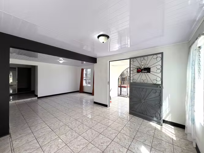 Venta casa amplia de 2 plantas en San Francisco de Dos Ríos. (MN)