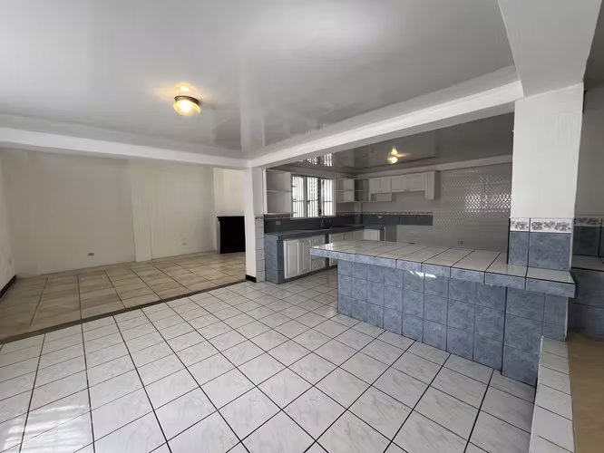 Venta casa amplia de 2 plantas en San Francisco de Dos Ríos. (MN)