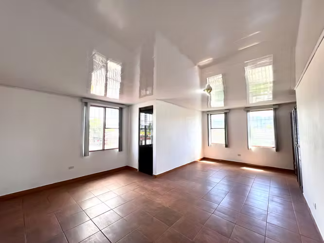 Venta casa amplia de 2 plantas en San Francisco de Dos Ríos. (MN)