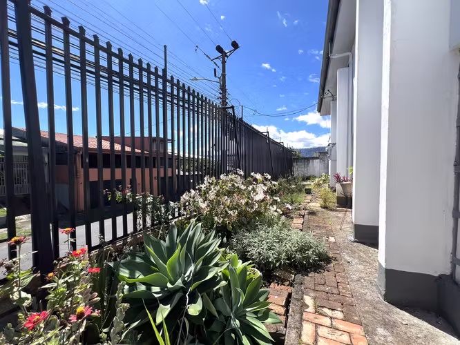 Venta casa amplia de 2 plantas en San Francisco de Dos Ríos. (MN)