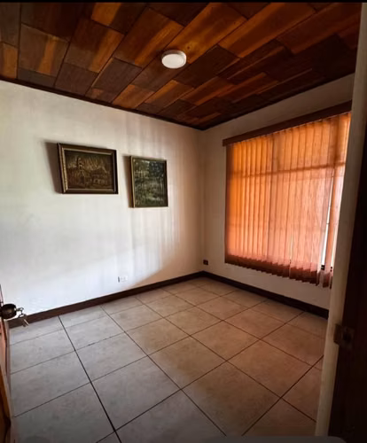Casa con jardinY perros  aceptadosSemi amobladaGrandeeee