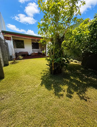 Casa con jardinY perros  aceptadosSemi amobladaGrandeeee