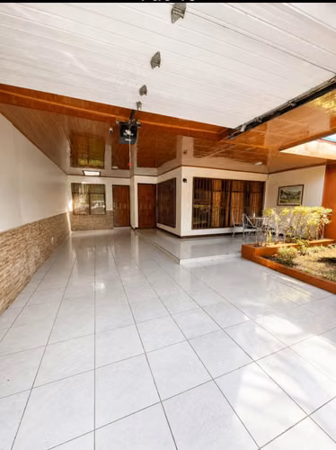 Casa con jardinY perros  aceptadosSemi amobladaGrandeeee