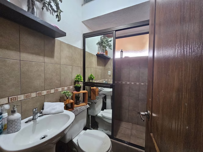 Propiedad con Casa y 2 Apartamentos en Desamparados, San José