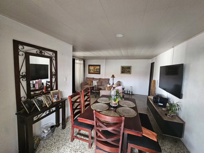 Property with one House and 2 Apartaments, Desamparados, San José