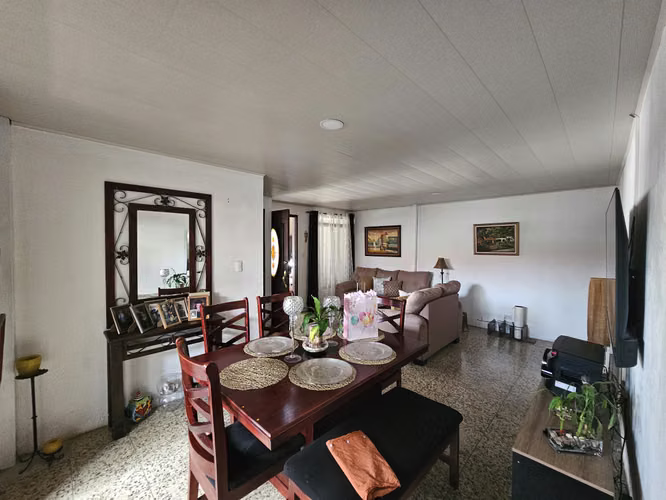 Propiedad con Casa y 2 Apartamentos en Desamparados, San José