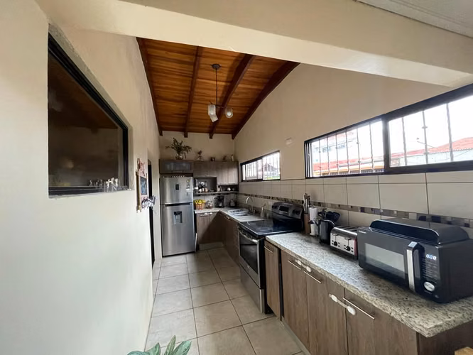Propiedad con Casa y 2 Apartamentos en Desamparados, San José