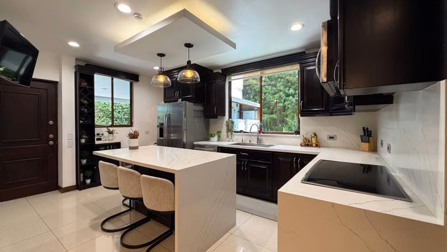 Se vende residencia de Lujo en San Rafael de Heredia - Imagen 7