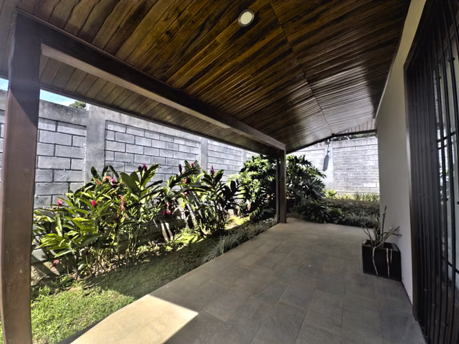VENTA ATENAS CASA AMPLIA RECIÉN CONSTRUIDA
