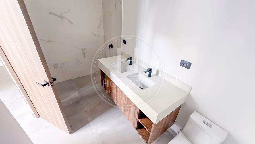 Casa en Alquiler Condominio NAIA Guachipelín Escazú 3 Hab Línea Blanca NJA1415JB