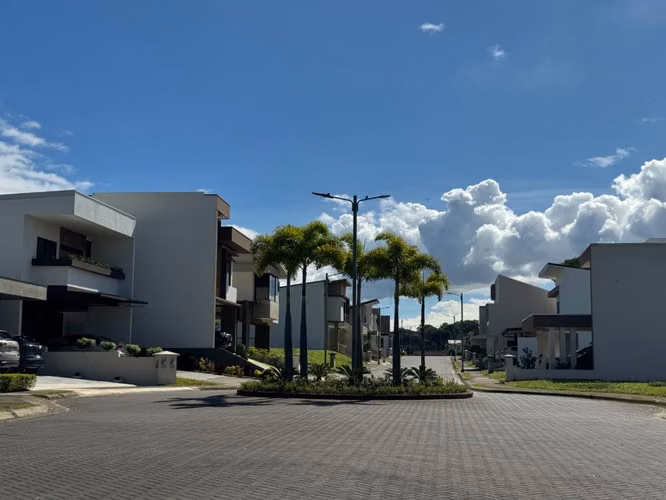 Venta de lote en condominio Santa Emilia, La Ceiba de Alajuela. - Imagen 2