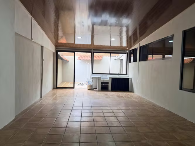 VENTA CASA DE 1 PLANTA + LOCAL COMERCIAL | Barrio Vasconia, San José | 257m²