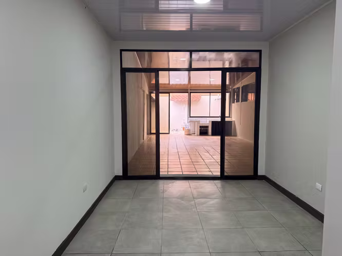 VENTA CASA DE 1 PLANTA + LOCAL COMERCIAL | Barrio Vasconia, San José | 257m²