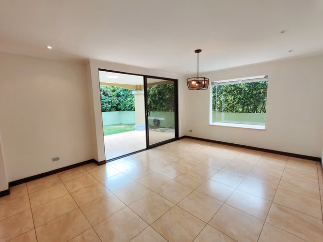 Se alquila casa con línea blanca en Pozos de Santa Ana. - Imagen 2