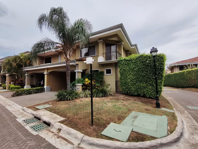 Se alquila casa con línea blanca en Pozos de Santa Ana.