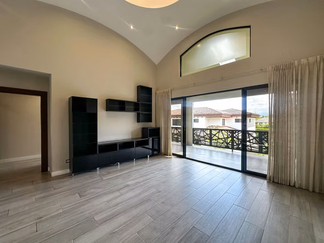 VENTA DE CASA EN HACIENDA DEL SOL PARA INVERSION