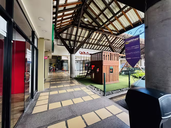 Locales comerciales 57m2 San Rafael de Escazú parqueo seguridad