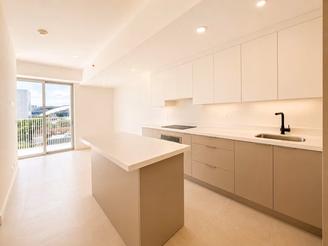Venta apto en piso 11 con amenidades completas, La Sabana. (IC)