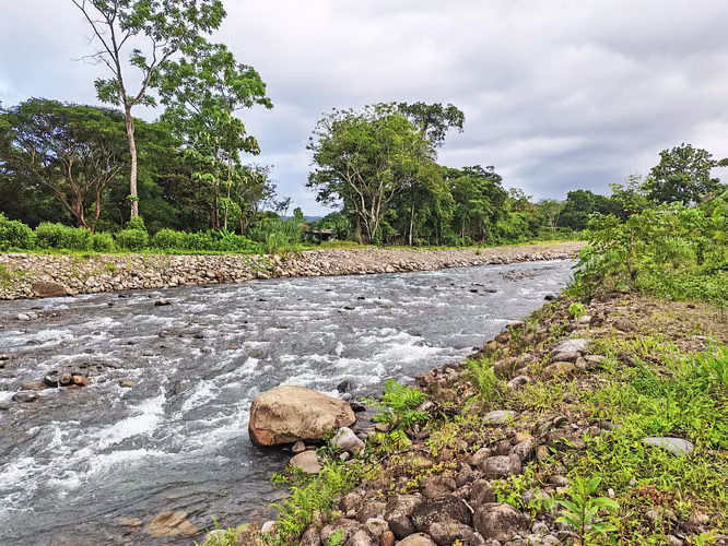 Propiedad con Potencial Turístico y Río Cerca de La Fortuna