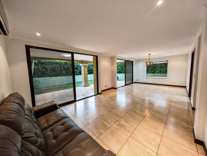 VENTA DE CASA ESQUINERA EN ALMERÍA, SANTA ANA