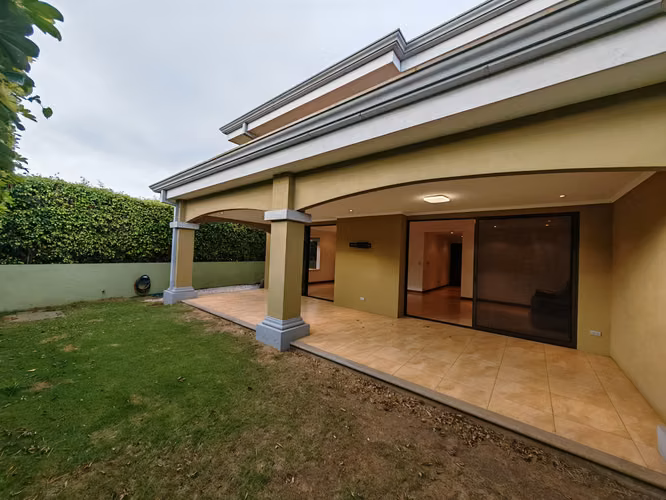 VENTA DE CASA ESQUINERA EN ALMERÍA, SANTA ANA