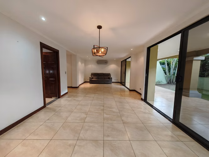 VENTA DE CASA ESQUINERA EN ALMERÍA, SANTA ANA