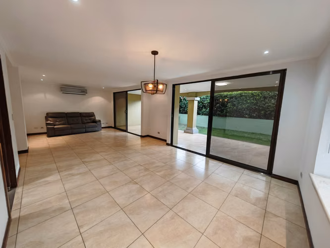 VENTA DE CASA ESQUINERA EN ALMERÍA, SANTA ANA