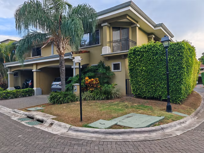VENTA DE CASA ESQUINERA EN ALMERÍA, SANTA ANA