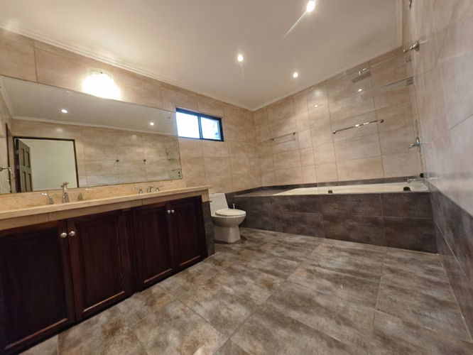 VENTA DE CASA ESQUINERA EN ALMERÍA, SANTA ANA