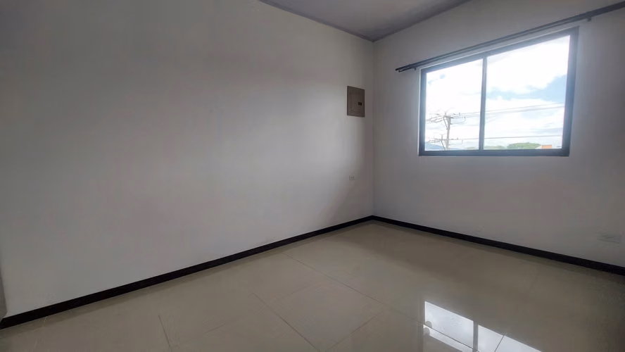 Alquiler con Servicios. La Uruca - San Jose (No cochera)