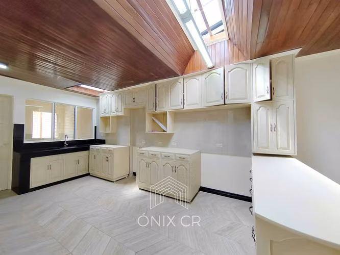 En Venta Casa De Un Piso En Pinares De Curridabat Con 5 habitaciones + Oficina con Jardín - Imagen 6