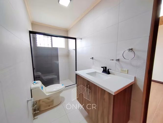 En Venta Casa De Un Piso En Pinares De Curridabat Con 5 habitaciones + Oficina con Jardín - Imagen 16