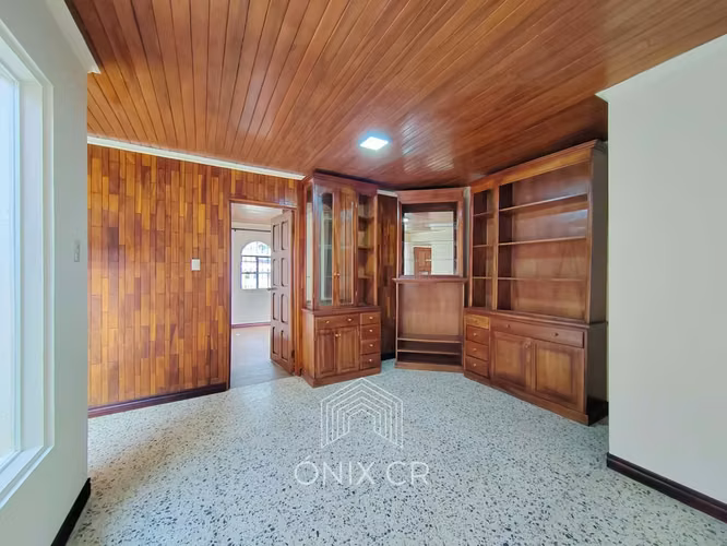 En Venta Casa De Un Piso En Pinares De Curridabat Con 5 habitaciones + Oficina con Jardín - Imagen 18