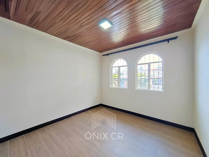 En Venta Casa De Un Piso En Pinares De Curridabat Con 5 habitaciones + Oficina con Jardín - Imagen 10