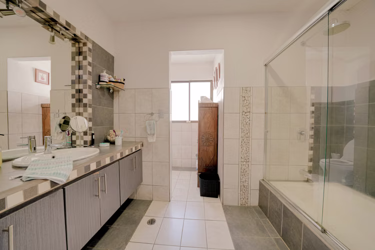 Casa con jardín, terrazas y 3 parqueos en Lomas de Ayarco - LCMP - Imagen 14